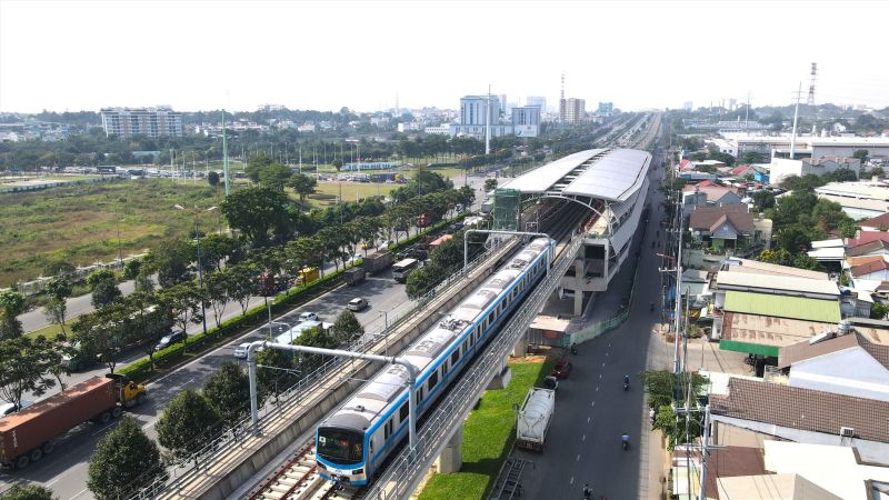 Tàu Metro (thử nghiệm chuyến đầu tiên) chạy vượt cầu Sài Gòn về trung tâm thành phố (Ảnh: Anh Tú)