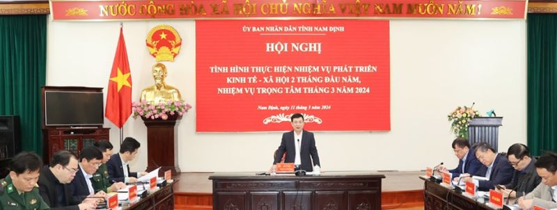 Chủ tịch UBND tỉnh Phạm Đình Nghị chủ trì hội nghị.