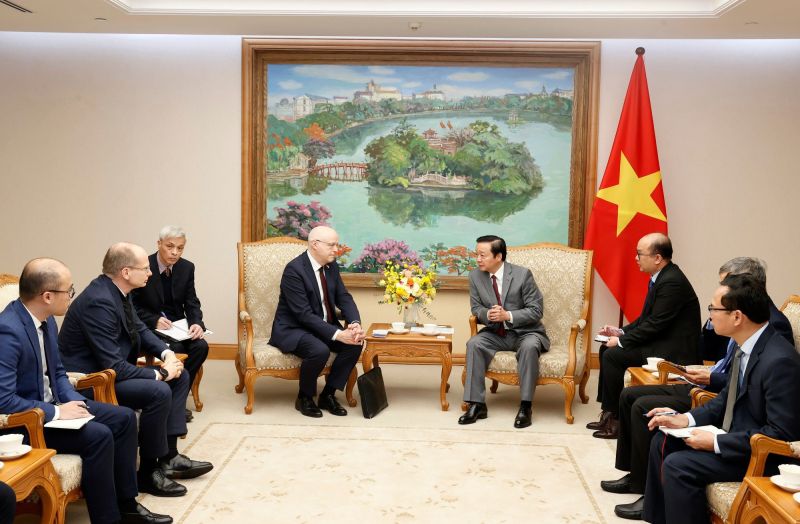 Phó Thủ tướng Trần Hồng Hà nghe lãnh đạo Tập đoàn Wartsila báo cáo về dự án điện linh hoạt đang được nghiên cứu, triển khai tại Việt Nam - Ảnh: VGP/MK
