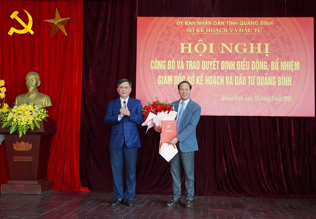 Chủ tịch UBND tỉnh Trần Thắng trao quyết định và tặng hoa chúc mừng đồng chí Giám đốc Sở Kế hoạch và Đầu tư Nguyễn Xuân Đạt.