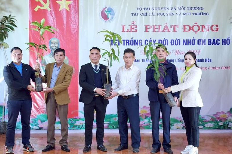 Ban tổ chức chương trình trao cây tượng trưng cho chính quyền địa phương xã Vạn Thắng