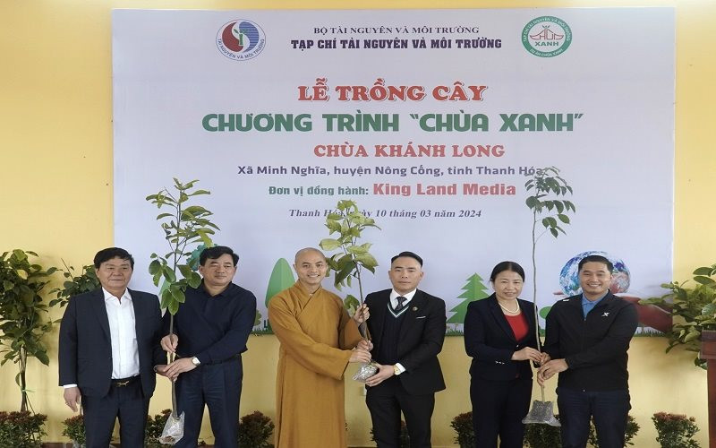 Ban tổ chức chương trình "Chùa xanh" trao tặng cây xanh cho chùa Khánh Long