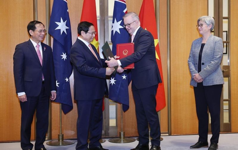 Thủ tướng Phạm Minh Chính và Thủ tướng Australia Anthony Albanese trao văn kiện về thiết lập quan hệ Đối tác chiến lược toàn diện.