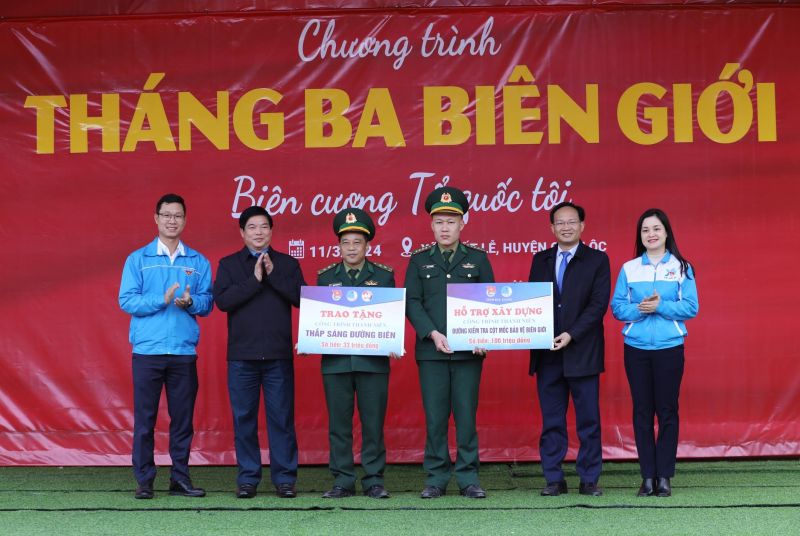 Lãnh đạo Ban Tuyên giáo Tỉnh ủy Lạng Sơn và lãnh đạo Ban Dân vận tỉnh Bắc Giang cùng trao biểu trưng Trao tặng biển hỗ trợ Công trình “Đường kiểm tra cột mốc, bảo vệ biên giới 1206/1” (100 triệu đồng) và Công trình “Thắp sáng đường biên” (33 triệu đồng) tại Chương trình