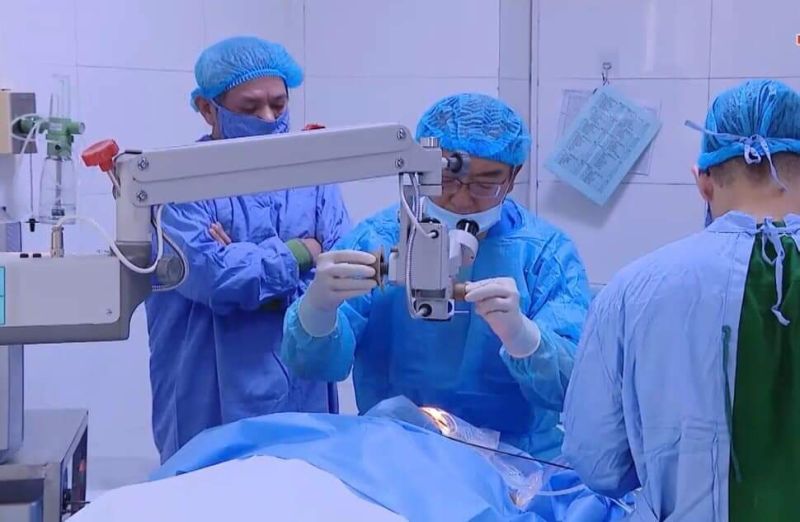 Gs Hattori Tadashi thực hiện phẫu thuật miễn phí cho bệnh nhân tại Bệnh viện Mắt Hải Phòng
