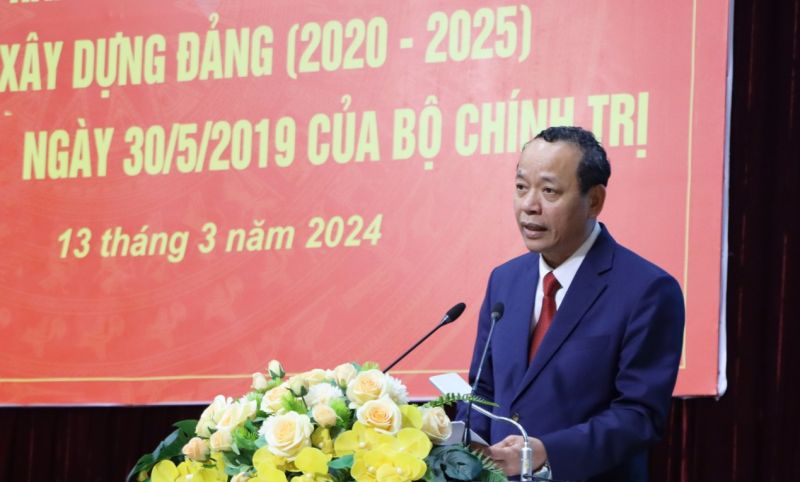 Nguyễn Quốc Chung, Phó Bí thư Thường trực Tỉnh ủy, Chủ tịch HĐND tỉnh trình bày Báo cáo tổng kết công tác xây dựng Đảng 5 năm (2020-2025) và Chỉ thị số 35-CT/TW của Bộ Chính trị về Đại hội Đảng bộ các cấp tiến tới Đại hội Đại biểu toàn quốc lần thứ XIII của Đảng Nguyễn Quốc Chung, Phó Bí thư Thường trực Tỉnh ủy, Chủ tịch HĐND tỉnh trình bày Báo cáo tổng kết công tác xây dựng Đảng 5 năm (2020-2025) và Chỉ thị số 35-CT/TW của Bộ Chính trị về Đại hội Đảng bộ các cấp tiến tới Đại hội Đại biểu toàn quốc lần thứ XIII của Đảng