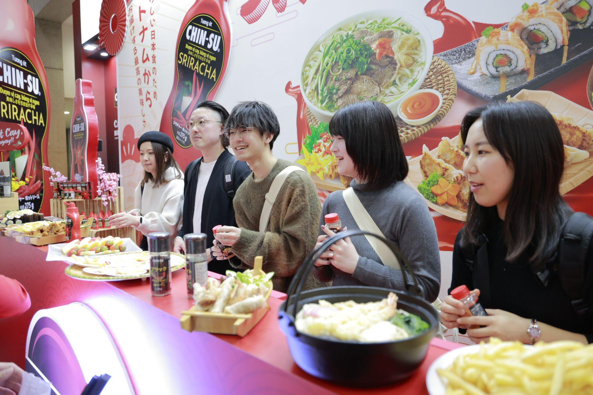 Các bạn trẻ Nhật Bản thích thú trải nghiệm hương vị đặc sản Việt Nam (Ảnh: Masan Consumer)