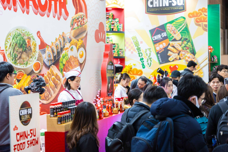 Các bạn trẻ Nhật Bản thích thú trải nghiệm hương vị đặc sản Việt Nam (Ảnh: Masan Consumer)