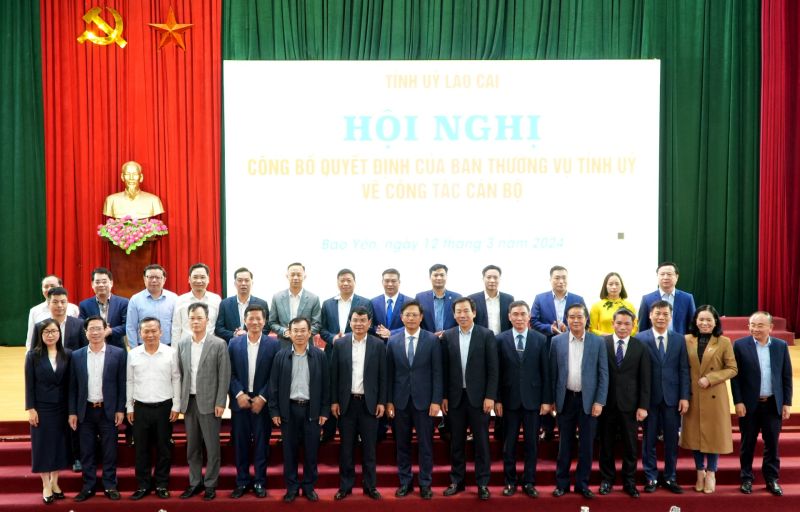 Các đồng chí lãnh đạo tỉnh và các huyện, thị xã chụp ảnh lưu niệm cùng tân Bí thư Huyện ủy Bảo Yên.