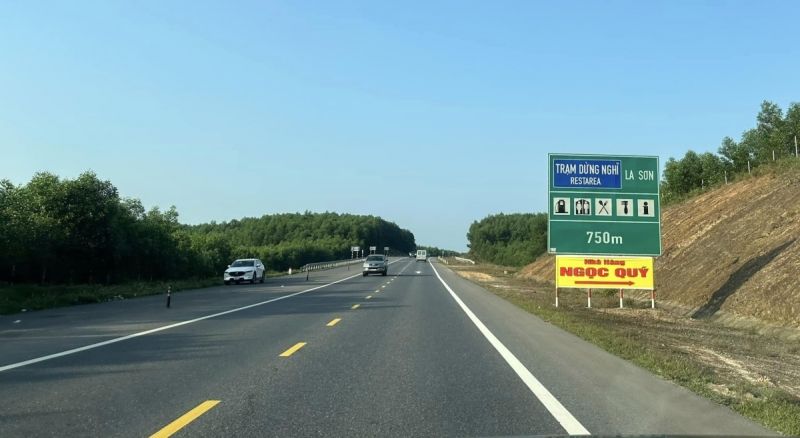 Cao tốc Cam Lộ - La Sơn bổ sung biển báo, làn khẩn cấp