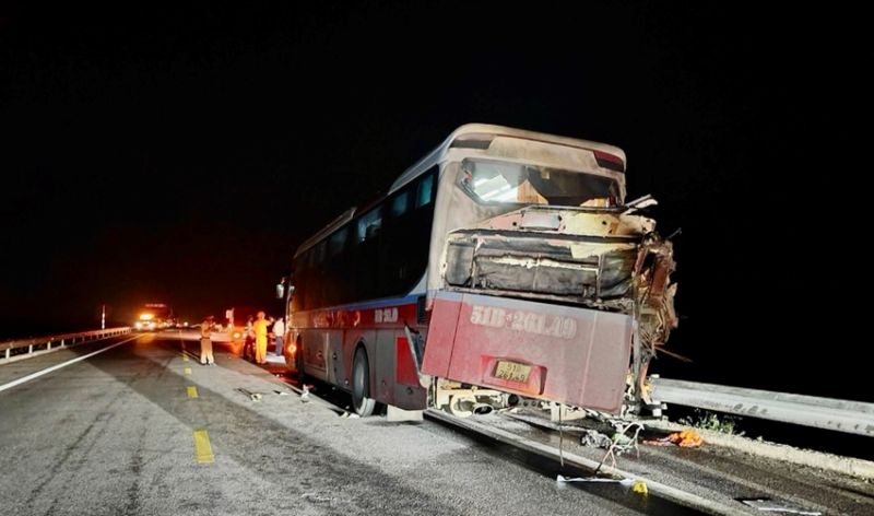 Hiện trường vụ tai nạn thương tâm xảy ra tối 10/3 trên cao tốc Cam Lộ - La Sơn