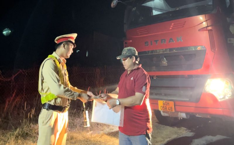 Xuyên đêm tuần tra phòng chống vi phạm khai thác khoáng sản tại hồ Dầu Tiếng