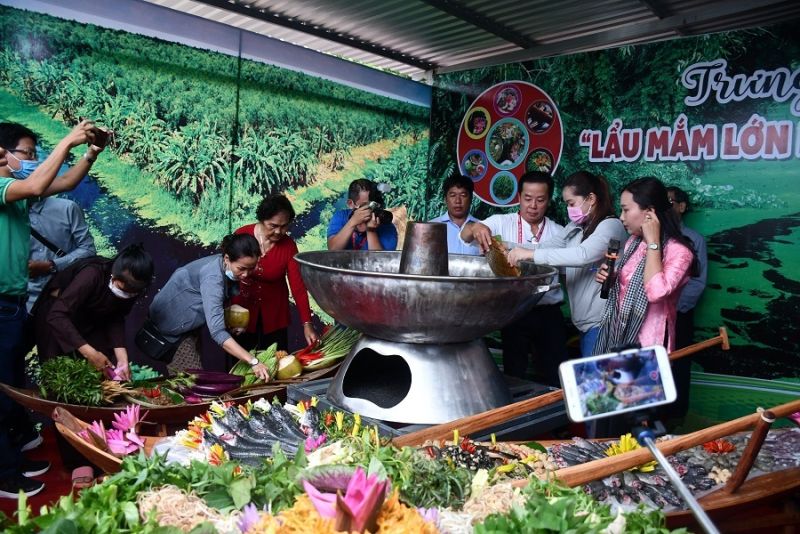 Tổ chức kỷ lục Việt Nam xác lập kỷ lục lẩu mắm U Minh là lẩu mắm lớn nhất Việt Nam tại sự kiện Hương rừng U Minh năm 2022.