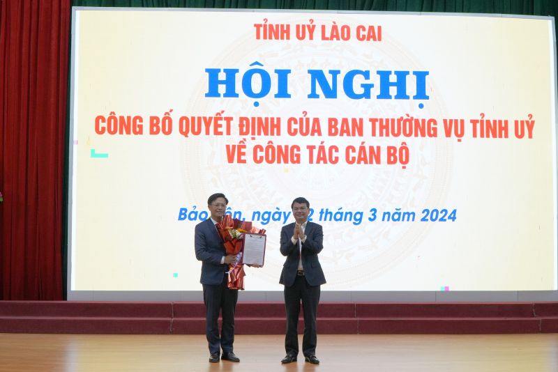 Đồng chí Đặng Xuân Phong, Bí thư Tỉnh ủy trao Quyết định về công tác cán bộ và tặng hoa chúc mừng đồng chí Hoàng Quốc Bảo.