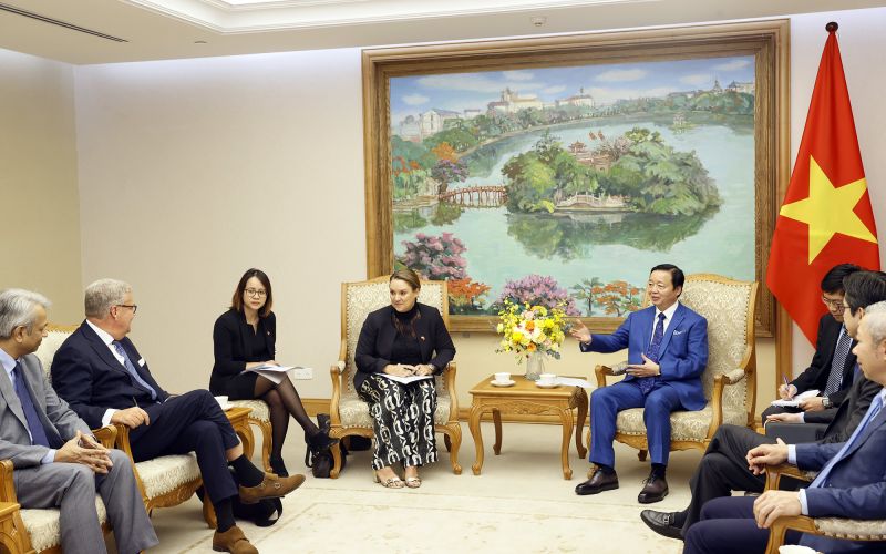 Phó Thủ tướng Trần Hồng Hà trao đổi với bà Mette Ekeroth và lãnh đạo tập đoàn Vestas - Ảnh: VGP/MK