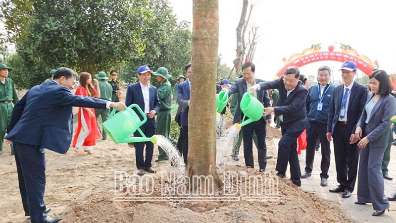 Bí thư Tỉnh uỷ Phạm Gia Túc và các đồng chí lãnh đạo tỉnh tham gia trồng cây tại vườn trường.