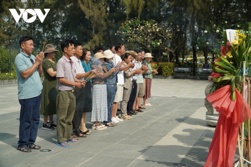 Người dân và du khách tưởng niệm 64 người con của Tổ quốc đã anh dũng hy sinh, bảo vệ chủ quyền biển, đảo của Tổ quốc