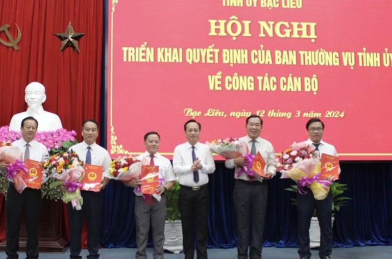 Chủ tịch UBND tỉnh Bạc Liêu Phạm Văn Thiều trao quyết định và chúc mừng các cán bộ được bổ nhiệm.