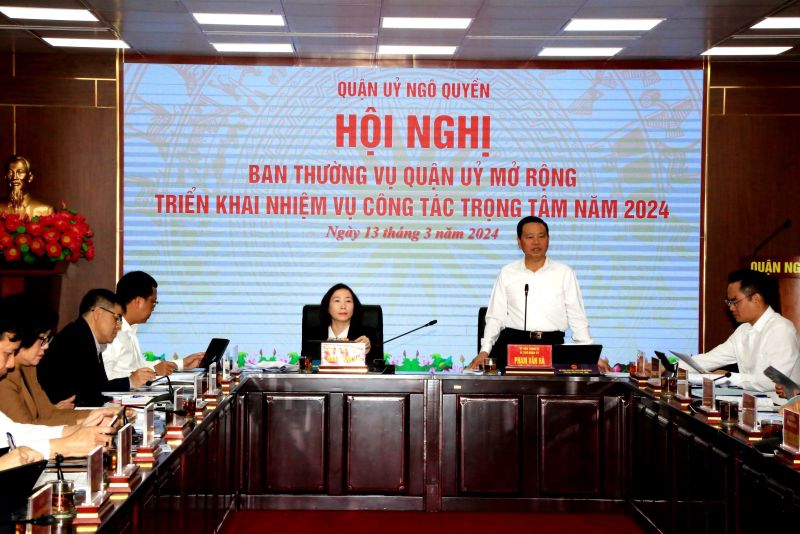 Đồng chí Phạm Văn Hà, Bí thư Quận uỷ Ngô Quyền phát biểu tại Hội nghị.