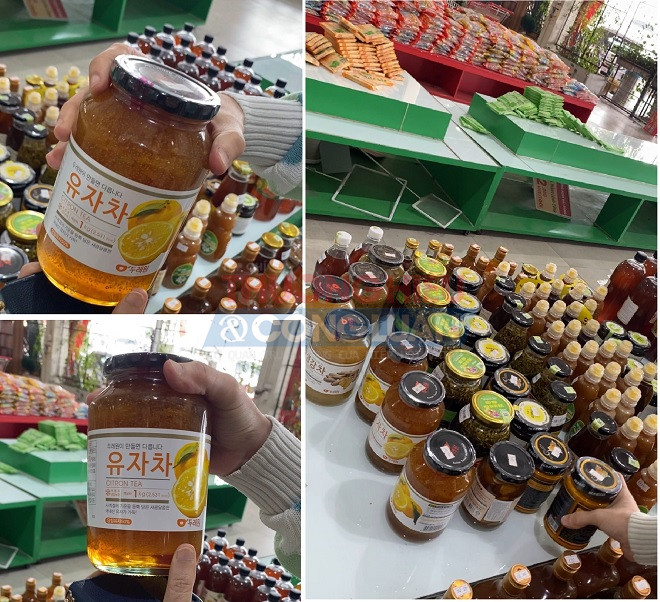 Theo thị hiếu xính ngoại của khách hàng, chủ của chuỗi mua sắm tiện ích này còn nhập các sản phẩm mật ong ngâm cam, gừng, sâm từ Hàn Quốc về để bày bán. Tuy nhiên, những sản phẩm này không rõ đơn vị nhập khẩu là đơn vị nào, thông tin sản phẩm ra sao