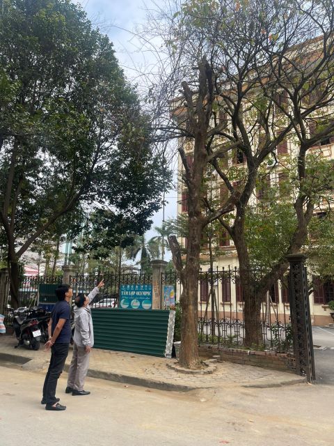 Anh Nguyễn Quang Thịnh, người hiến tặng nhiều cây xanh trồng trên tuyến phố.