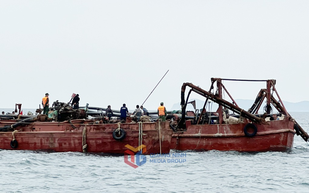 Đồn Biên phòng Quan Lạn: Cứu 5 ngư dân gặp nạn trên biển