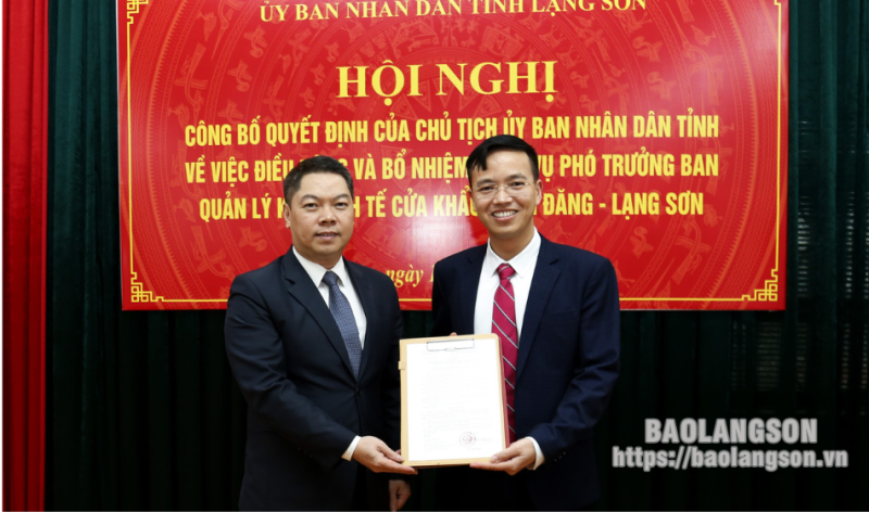 Đồng chí Đoàn Thanh Sơn, Phó Chủ tịch UBND tỉnh Lạng Sơn trao quyết định bổ nhiệm cho đồng chí Vũ Quang Khánh