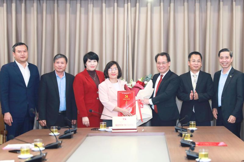 Ban Thường vụ Đảng ủy Khối các trường đại học, cao đẳng thành phố tặng hoa chúc mừng đồng chí Nguyễn Tố Quyên.