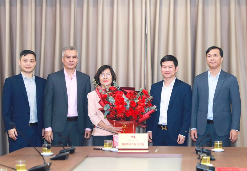 Tập thể lãnh đạo Sở Khoa học và Công nghệ tặng hoa chúc mừng đồng chí Nguyễn Tố Quyên.