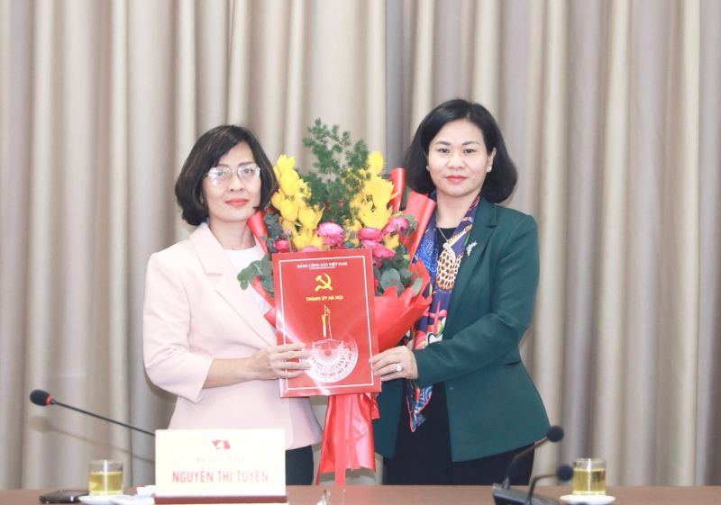 Phó Bí thư Thường trực Thành ủy Nguyễn Thị Tuyến trao quyết định của Ban Thường vụ Thành ủy cho đồng chí Nguyễn Tố Quyên.