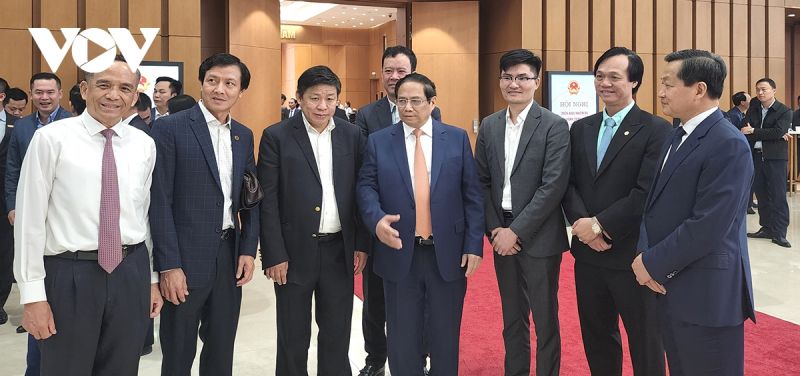 Thủ tướng Phạm Minh Chính trao đổi cùng các đại biểu dự hội nghị