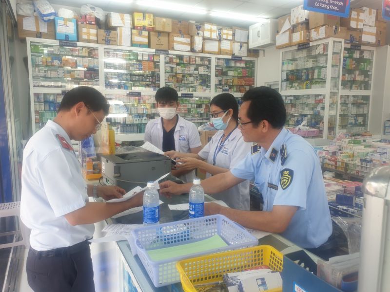 Lực lượng chức năng kiểm tra cơ sở kinh doanh các mặt hàng thuốc tân dược.