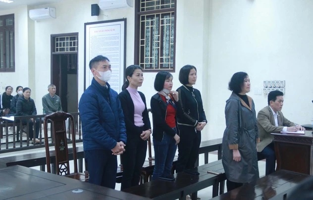 Bị cáo Trần Kim Thúy (đứng hàng đầu), cùng các bị cáo tại tòa