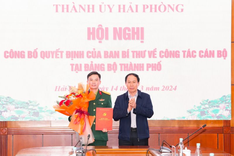 Bí thư Thành ủy Lê Tiến Châu tặng hoa chúc mừng Đại tá Đại tá Bùi Xuân Thắng, Chỉ huy Trưởng Bộ Chỉ huy Quân sự thành phố.