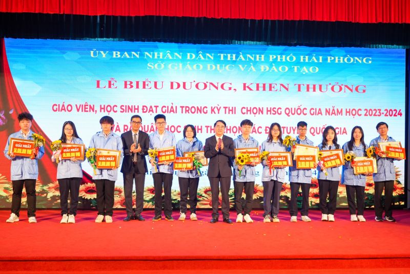 Lãnh đạo thành phố và lãnh đạo ngành Giáo dục tặng hoa chúc mừng và khen thưởng các em học sinh đoạt Giải Nhất.