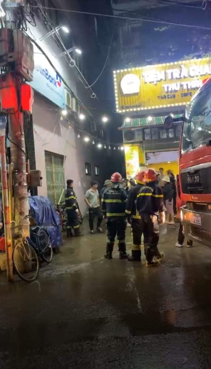 Nhanh chóng dập tắt đám cháy khu nhà trọ cao tầng ở Triều Khúc, huyện Thanh Trì