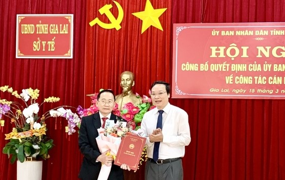 Chủ tịch UBND tỉnh Gia Lai Trương Hải Long trao quyết định bổ nhiệm tân Giám đốc Sở Y tế tỉnh Gia Lai .