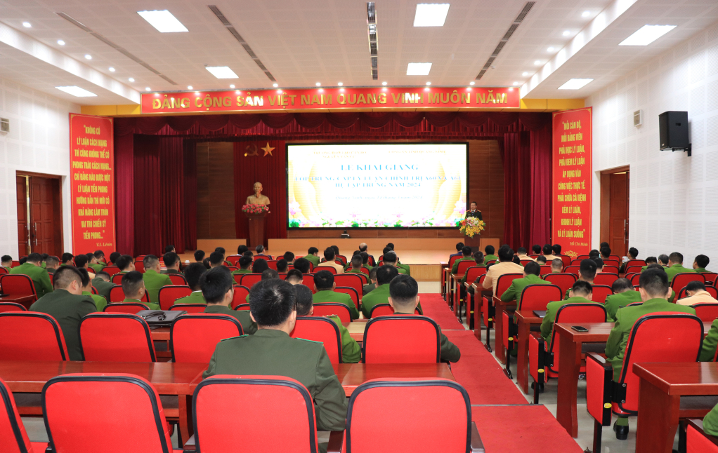 Khai giảng lớp đào tạo trung cấp lý luận chính trị đầu tiên cho lực lượng Công an tại Quảng Ninh