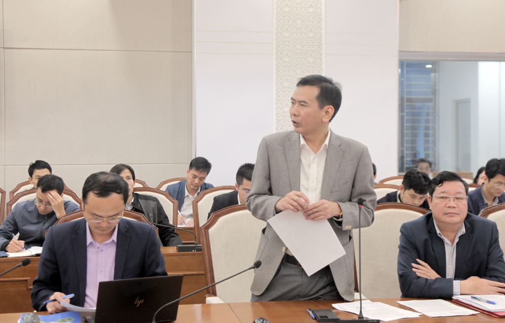 Lãnh đạo Ban Quản lý dự án đầu tư xây dựng các công trình giao thông tỉnh Quảng Ninh báo cáo khó khăn vướng mắc về nguồn vật liệu san lấp.