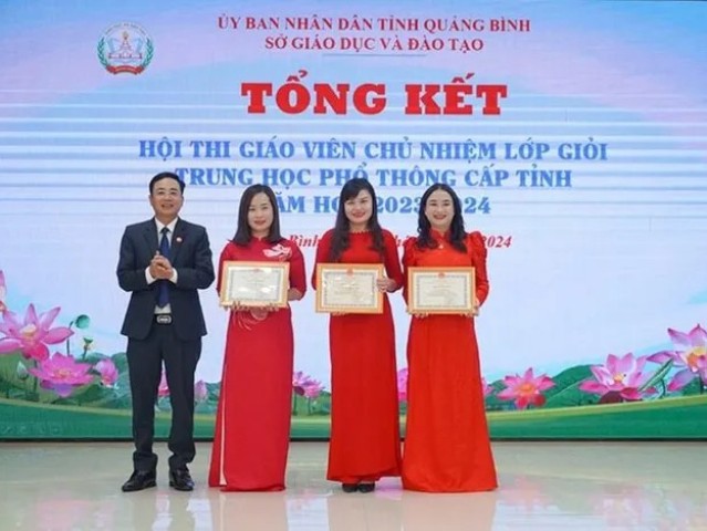 Giám đốc Sở GD&ĐT tỉnh Quảng Bình Đặng Ngọc Tuấn trao giải Nhất cho các giáo viên.