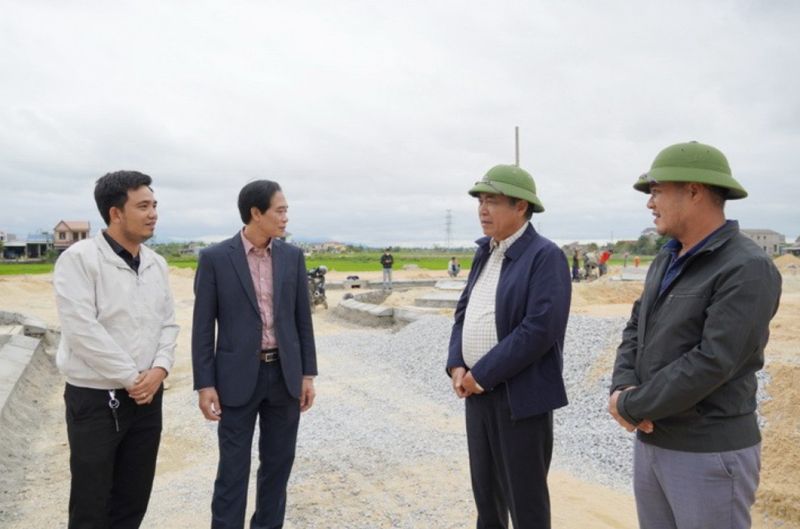 Phó chủ tịch UBND tỉnh Quảng Bình Đoàn Ngọc Lâm (thứ hai, trái ảnh) kiểm tra tiến độ một khu tái định cư phục vụ dự án cao tốc Bắc - Nam.