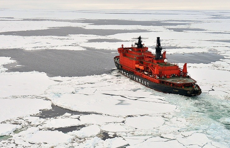 Một tàu phá băng của Nga hoạt động ở Bắc Cực.