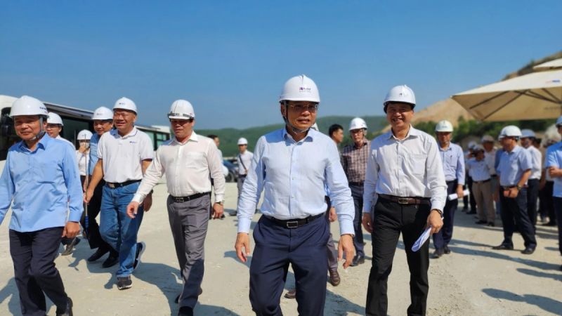 Bộ trưởng Nguyễn Văn Thắng thị sát cao tốc Quảng Ngãi - Hoài Nhơn và yêu cầu các chủ thể liên quan phải nỗ lực hơn nữa, hoàn thành dự án vào cuối năm 2025.