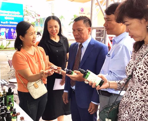 Các đại biểu tham quan 1 gian hàng sản phẩm OCOP của TP Đà Nẵng