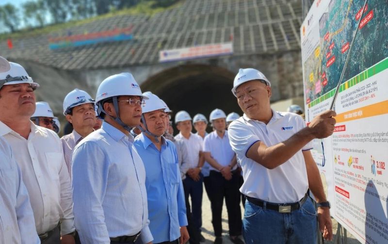 Phó chủ tịch HĐQT Tập đoàn Đèo Cả Nguyễn Tấn Đông báo cáo Bộ trưởng Nguyễn Văn Thắng cùng đoàn công tác về việc tổ chức thi công với phương pháp đào hầm mới, góp phần gia tăng sản lượng.