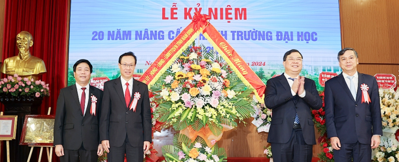 Lãnh đạo tỉnh Nam Định tặng hoa chúc mừng Trường Đại học Điều dưỡng Nam Định