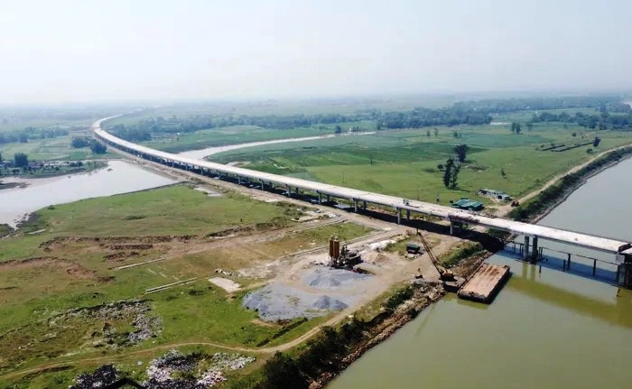 Với chiều dài 4,015 km, cầu Hưng Đức đang là cầu đường bộ vượt sông dài nhất trên tuyến cao tốc Bắc - Nam.