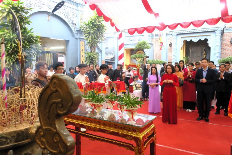 Ban Tổ chức thực hiện nghi lễ dâng hoa lên Thánh Mẫu Lê Chân.