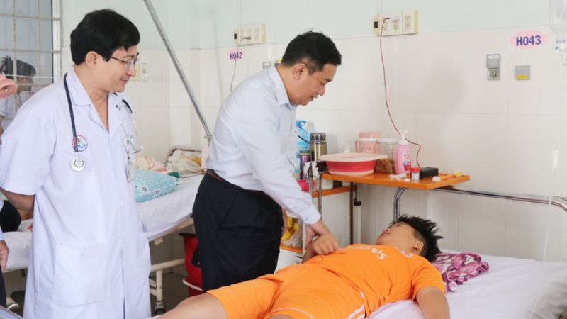 Phó Giám đốc sở Y tế tỉnh Khánh Hòa Trịnh Ngọc Hiệp thăm hỏi bệnh nhân đang điều trị nghi ngộ độc thực phẩm.