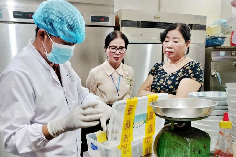 Lực lượng chức năng kiểm tra mẫu bánh mì tại quán bánh mì Phượng. Ảnh: Sở Y tế Quảng Nam